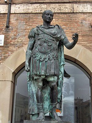 English: Modern bronze statue of Julius Caesar...